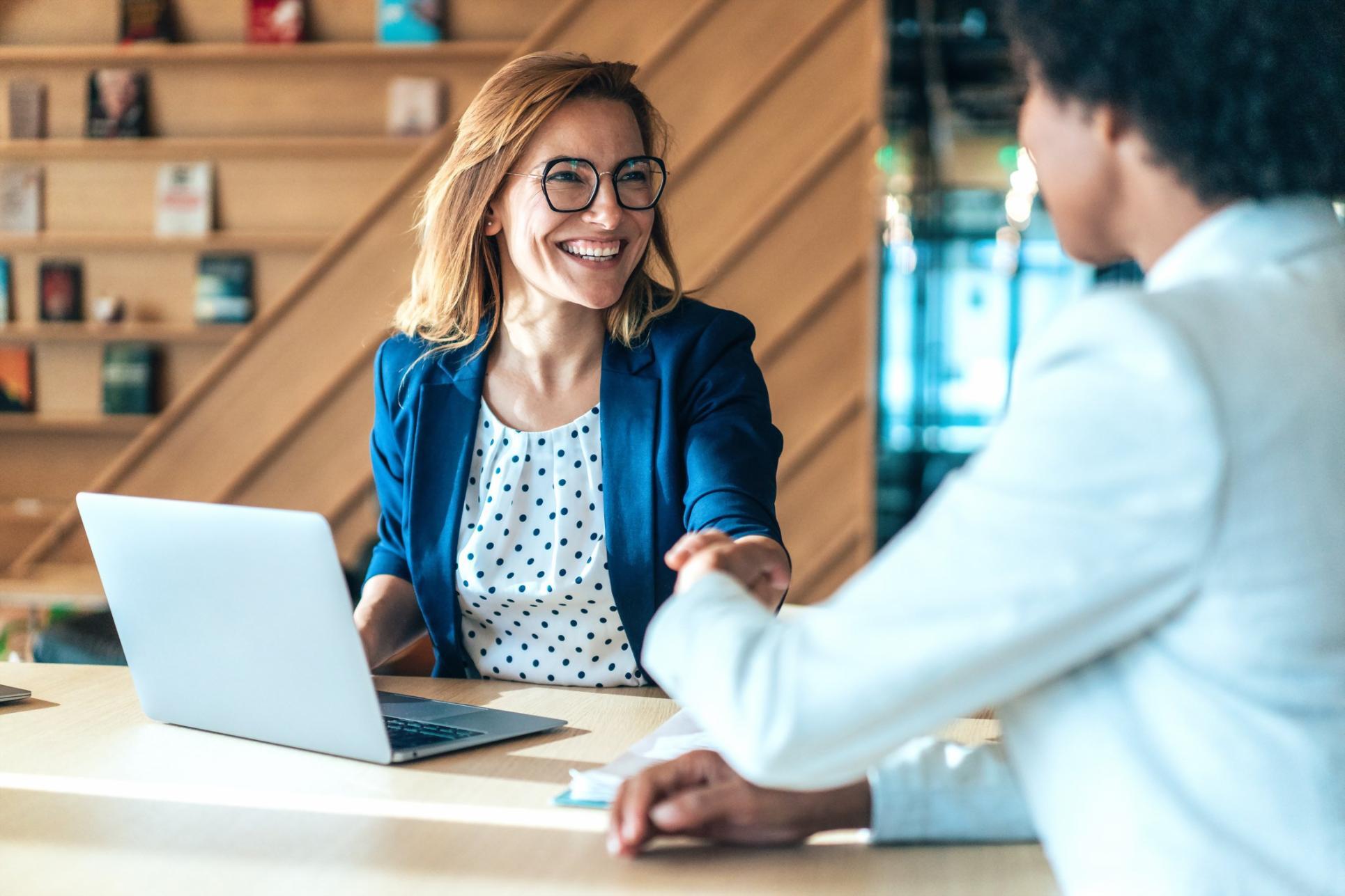 Teilnehmer arbeitet konzentriert mit digitalen Arbeitsmaterialien