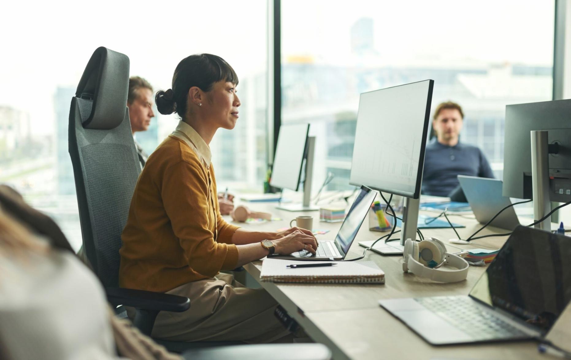 Teilnehmer aus verschiedenen Regionen bei gemeinsamer Online-Diskussion