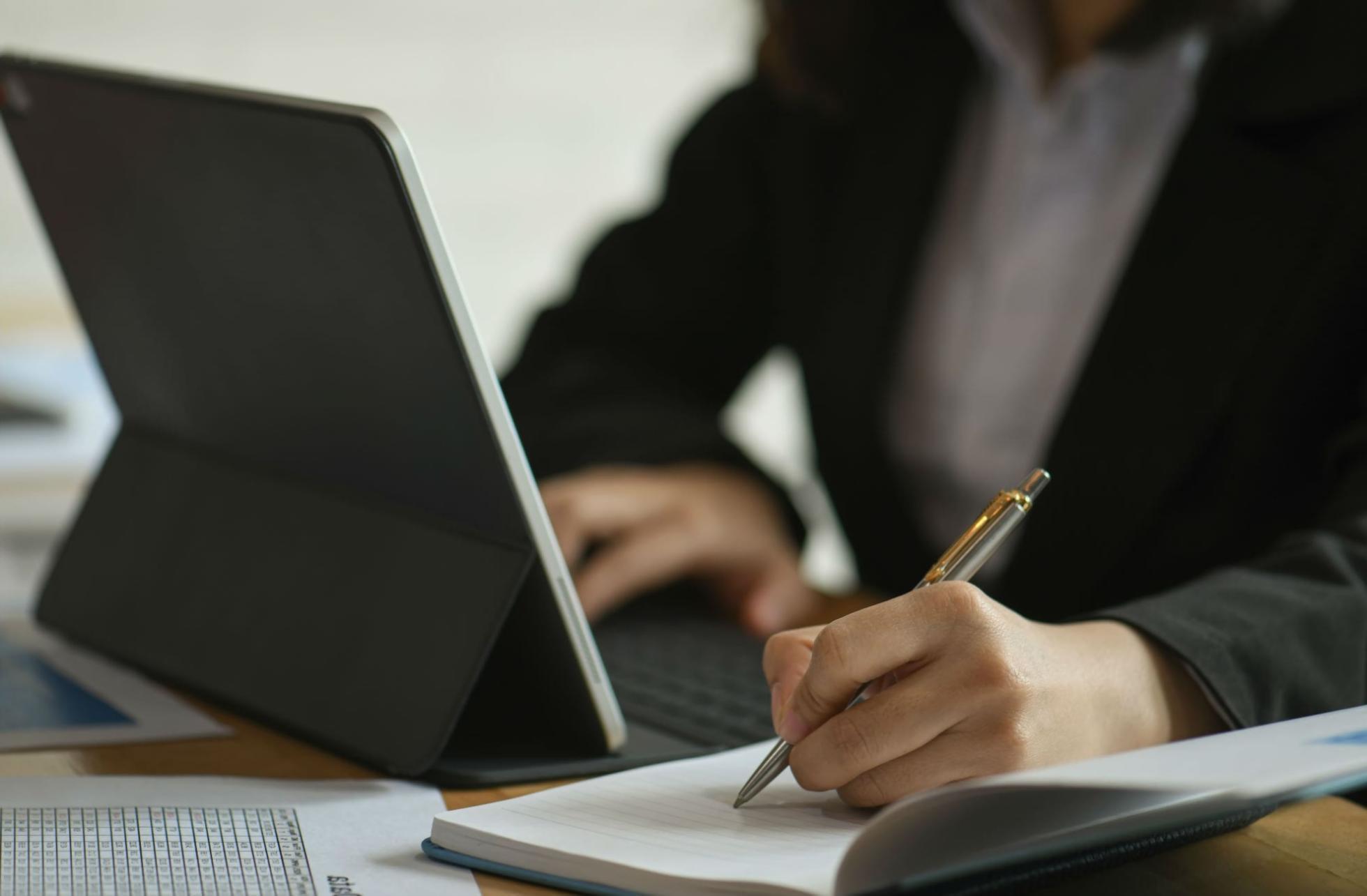 Teilnehmer während eines interaktiven Online-Webinars zur Sinnfindung